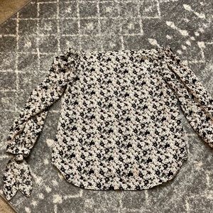 Open shoulder scrunch long sleeve blouse.